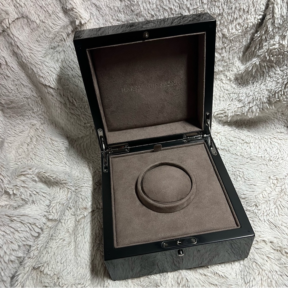 HARRY WINSTON Black Laminated Watch Box with Taupe Color Interior 6.90x6.90x3.75